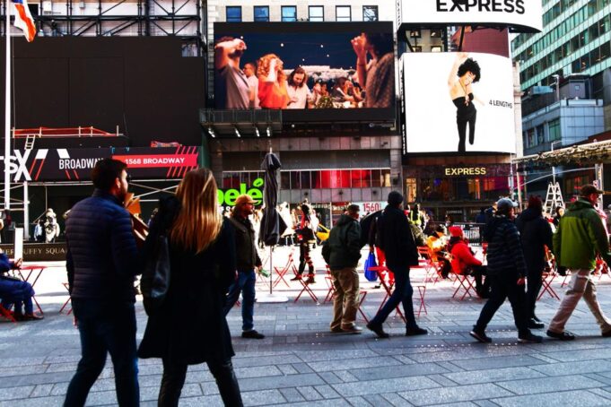 Από το Κουκάκι και το Θησείο μέχρι τον Εθνικό Κήπο και τη Βαρβάκειο, η Αθήνα «ταξίδεψε» στην Times Square του Μανχάτταν και στο Μετρό του Λονδίνου
