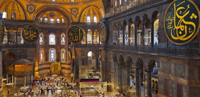 Οι εντυπώσεις αξιωματούχου του Βατικανού από την επίσκεψή του στην Αγιά Σοφιά (τζαμί): «Σε κατακλύζει ένα γκρίζο συναίσθημα…»