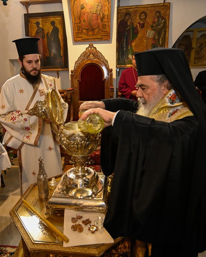 Tο μύρο για τη στέψη του Βασιλιά Καρόλου καθαγιάστηκε στα Ιεροσόλυμα