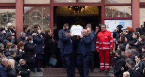 Θρήνος για την 34χρονη Αθηνά- Στην Κατερίνη η πρώτη κηδεία θύματος της τραγωδίας στα Τέμπη