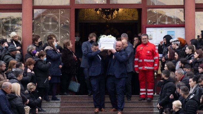 Θρήνος για την 34χρονη Αθηνά- Στην Κατερίνη η πρώτη κηδεία θύματος της τραγωδίας στα Τέμπη