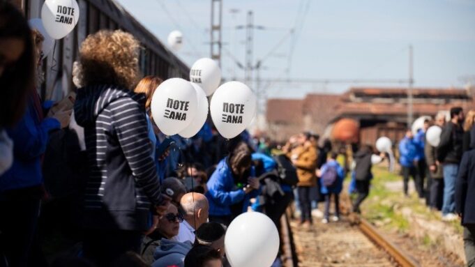 Ογδόντα χρόνια από την αναχώρηση του πρώτου συρμού για το Άουσβιτς – Σε κλίμα συγκίνησης η πορεία μνήμης