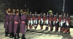 Ο χορός των κουταλιών και το γαμήλιο θήμισμα στις «αποσκευές» των προσφύγων