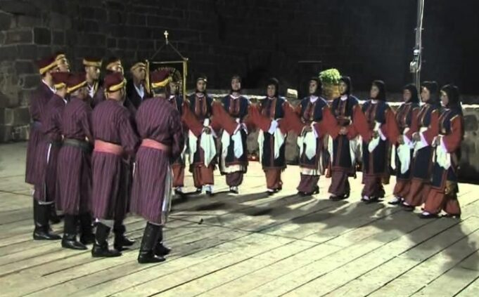 Ο χορός των κουταλιών και το γαμήλιο θήμισμα στις «αποσκευές» των προσφύγων