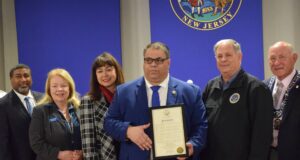 Έπαρση της Γαλανόλευκης στο Διοικητικό Μέγαρο του Bergen County
