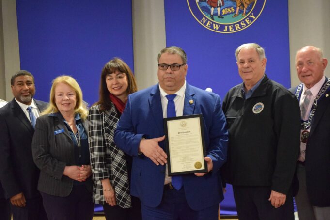 Έπαρση της Γαλανόλευκης στο Διοικητικό Μέγαρο του Bergen County