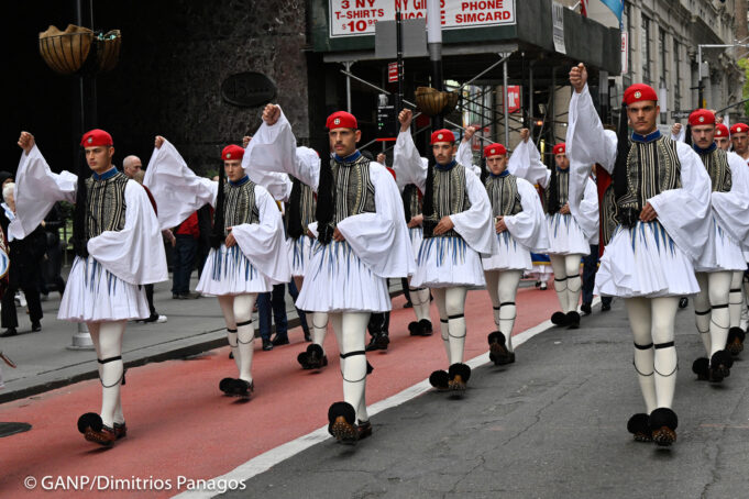 Το άγημα των Ευζώνων στον Άγιο Νικόλαο – Ιστορική παρέλαση στο νότιο Μανχάτταν