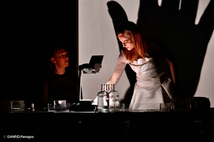 Ενθουσιώδης η υποδοχή των ομογενών στην “Αλκηστη” με τον Δημήτρη Λάλο και την Ελενα Μαυρίδου