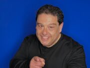 “Ο γιος του τσαγκάρη”: Η ιστορία ενός Έλληνα μετανάστη σε stand-up comedy