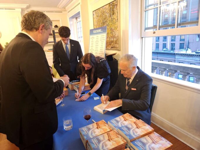 Το βιβλίο του “Ξεχωριστοί Ελληνες” παρουσίασε στη Νέα Υόρκη ο Ανδρέας Μανάτος