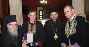 Επίτιμος Καθηγητής του ΕΚΠΑ ο Αρχιεπίσκοπος Δημήτριος