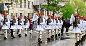Υπό καταρρακτώδη βροχή η παρέλαση για την εθνική επέτειο στην 5η Λεωφόρο