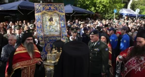 Συρροή πιστών στην Μητρόπολη Αθηνών για την εικόνα της Παναγίας “Αξιον Εστί”
