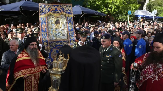 Συρροή πιστών στην Μητρόπολη Αθηνών για την εικόνα της Παναγίας “Αξιον Εστί”