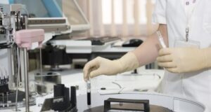 Εμπορικά συμφέροντα καθοδηγούν συχνά τη φροντίδα και την έρευνα για τον καρκίνο