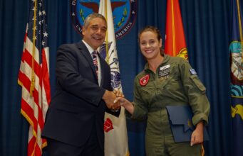 Ελληνίδα αξιωματικός της Πολεμικής Αεροπορίας τιμήθηκε από τις ΗΠΑ για τον αλτρουισμό της