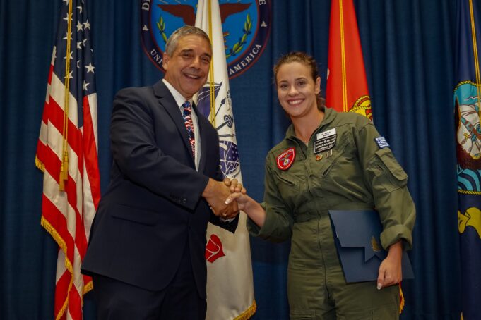 Ελληνίδα αξιωματικός της Πολεμικής Αεροπορίας τιμήθηκε από τις ΗΠΑ για τον αλτρουισμό της