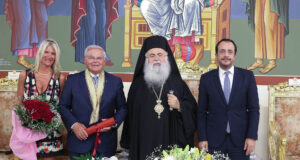 Με το Παράσημο του Αποστόλου Βαρνάβα τίμησε η Εκκλησία της Κύπρου τον Ρόμπερτ Μενέντεζ