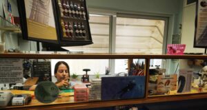Η μοναδική γυναίκα στη Θεσσαλονίκη που δίνει …χρόνο ζωής σε χαλασμένα ρολόγια