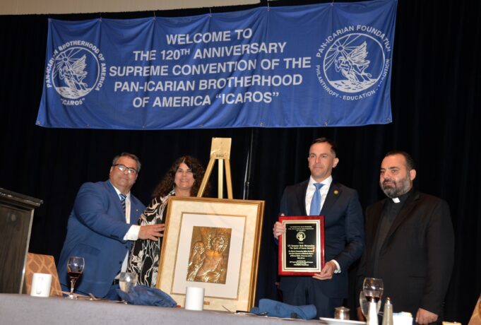 Η Πανικαριακή Αδελφότητα βράβευσε τον Γερουσιαστή Μπομπ Μενέντεζ