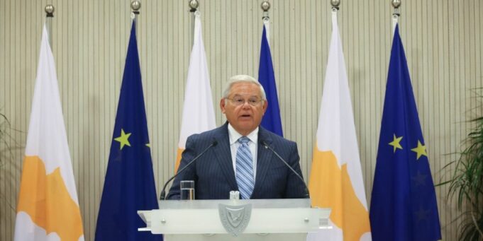 “Συκοφαντική εκστρατεία” σε βάρος του καταγγέλλει ο γερουσιαστής Μενέντεζ – Στις 27 Σεπτεμβρίου θα εμφανιστεί σε ομοσπονδιακό δικαστήριο