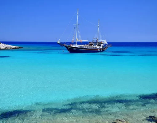 Λειψοί: Οι Times «ανακαλύπτουν» το ελληνικό νησί των μύθων, των θρύλων και των τιρκουάζ νερών
