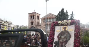 Πλήθος κόσμου στη λιτανεία της εικόνας της Παναγίας Κορωνιωτίσσης και των λειψάνων του Αγίου Δημητρίου