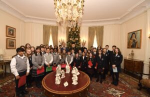 Τα παιδιά έψαλαν τα Κάλαντα στον Αρχιεπίσκοπο