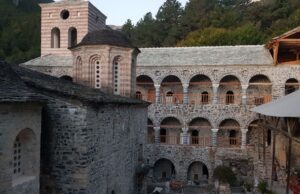 Αγέρωχο στέκει και πάλι το «πληγωμένο» μοναστήρι του Ολύμπου