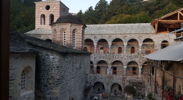 Αγέρωχο στέκει και πάλι το «πληγωμένο» μοναστήρι του Ολύμπου