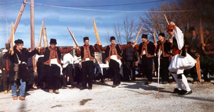 Οι Φωταροί έρχονται τα Θεοφάνια στο Παλαιόκαστρο με κάλαντα και χορούς