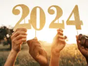 Ο πλανήτης αποχαιρετά ένα ταραχώδες 2023 και υποδέχεται ένα αβέβαιο 2024