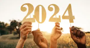Ο πλανήτης αποχαιρετά ένα ταραχώδες 2023 και υποδέχεται ένα αβέβαιο 2024