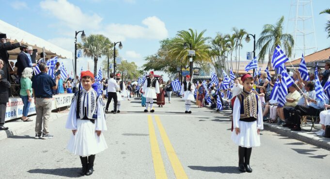 Στα γαλανόλευκα ντύθηκε το Τάρπον Σπρινγκς