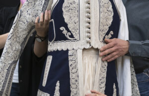 Αριστείδης Τζονευράκης: Η φουστανέλα με τα τρία γιλέκα, η πιο αντιπροσωπευτική ενδυμασία για την 25η Μαρτίου