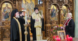 Τρισάγιο για τον Επίσκοπο Ευκαρπίας από τον Αρχιεπίσκοπο Ελπιδοφόρο