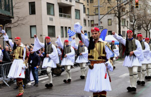 Γαλανόλευκη βάφτηκε η 5η Λεωφόρος