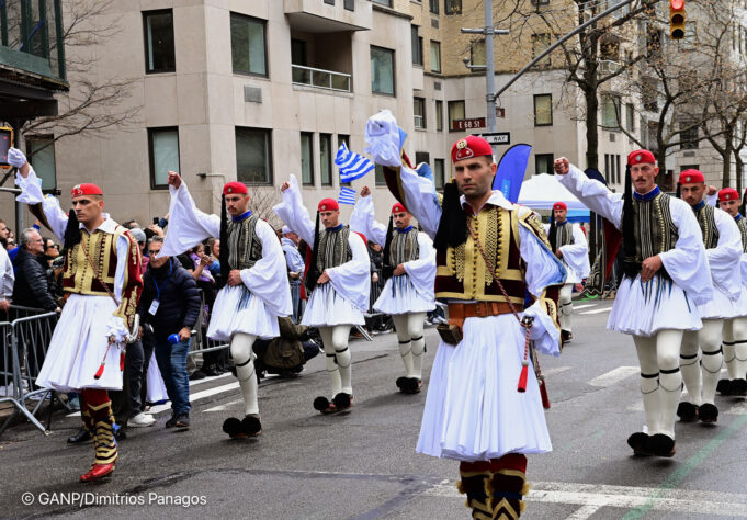 Γαλανόλευκη βάφτηκε η 5η Λεωφόρος