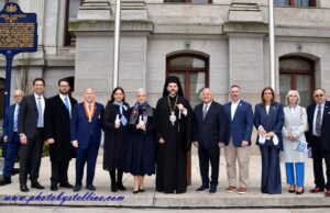 Επαρση της Γαλανόλευκης στο Δημαρχείο της Φιλαδέλφειας