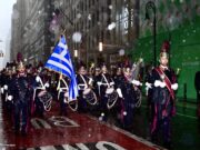 Υπό καταρρακτώδη βροχή η παρέλαση στο Bowling Green