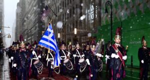 Υπό καταρρακτώδη βροχή η παρέλαση στο Bowling Green