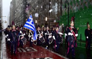 Υπό καταρρακτώδη βροχή η παρέλαση στο Bowling Green