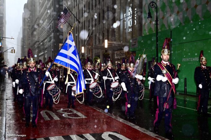 Υπό καταρρακτώδη βροχή η παρέλαση στο Bowling Green