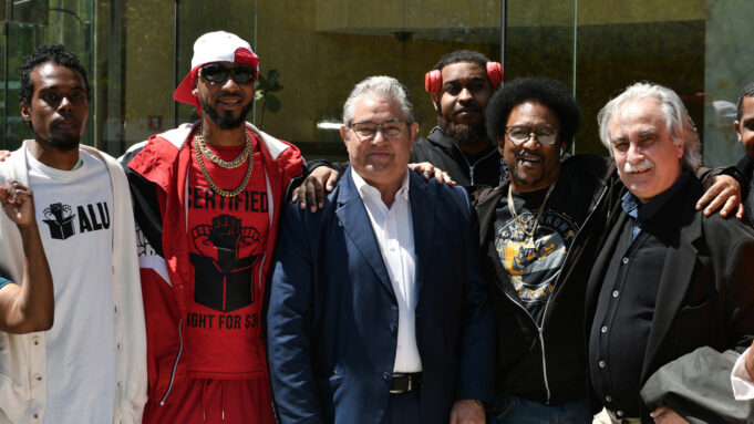 Το δώρο του Κουτσούμπα στον Πρόεδρο του Συνδικάτου της Amazon