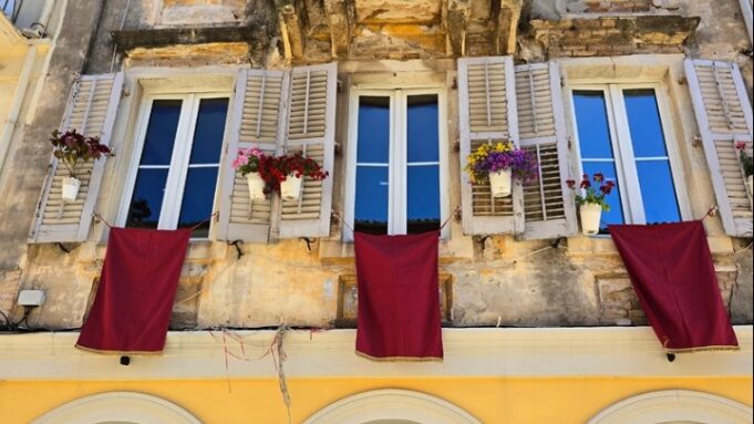 Τα πορφυρά “δαμάσκο” της Κέρκυρας, σύμβολα βαθιάς θρησκευτικότητας