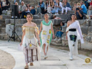 Μαθητές δημιουργούν αυτοσχέδια ενδύματα εμπνεόμενοι από μνημεία