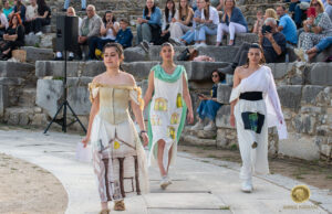Μαθητές δημιουργούν αυτοσχέδια ενδύματα εμπνεόμενοι από μνημεία