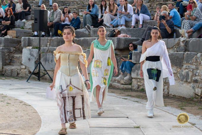 Μαθητές δημιουργούν αυτοσχέδια ενδύματα εμπνεόμενοι από μνημεία