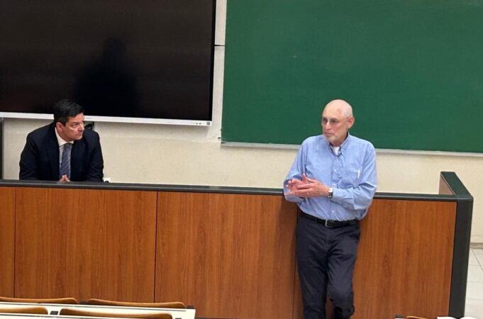 Εντονο ανταγωνισμό μεταξύ ΗΠΑ – Κίνας αλλά όχι πόλεμο, “βλέπει” για το μέλλον ο καθηγητής του Columbia, Andy Nathan