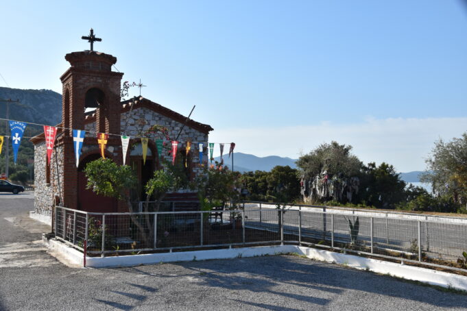 Ο Αϊ-Θαράπης ο τζατζαλιάρης, με τα πολύχρωμα κουρελάκια